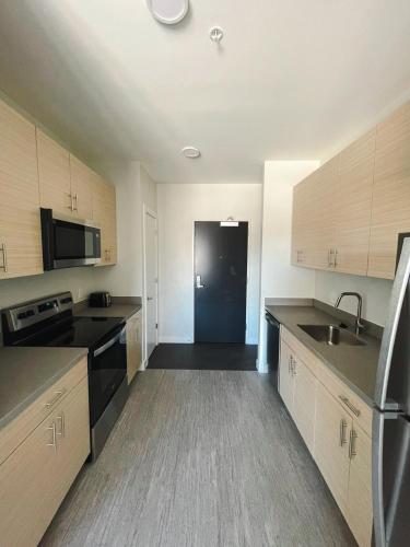 kuhinja, Sleepover Studio Apartments Des Moines in Drake Park