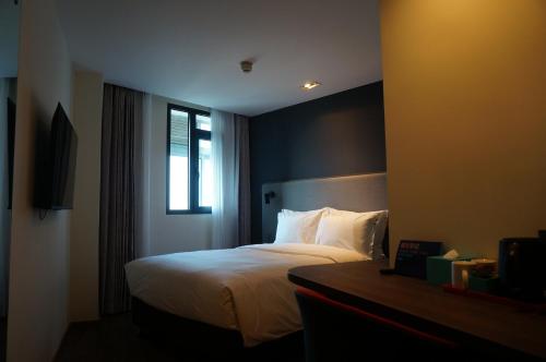 Holiday Inn Express Qingdao City Center, an IHG Hotel