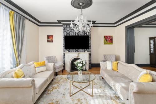 Shared lounge/TV area, Centennial 6-Bedroom Waterfront Palace Sleeps 14 in Lachine