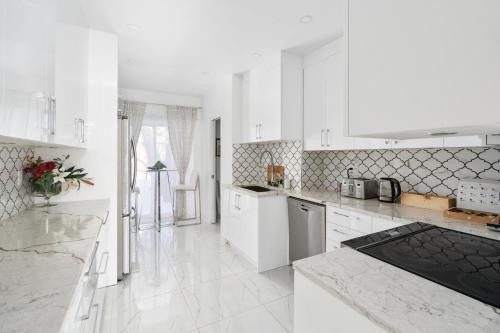 Centennial 6-Bedroom Waterfront Palace Sleeps 14 in Lachine