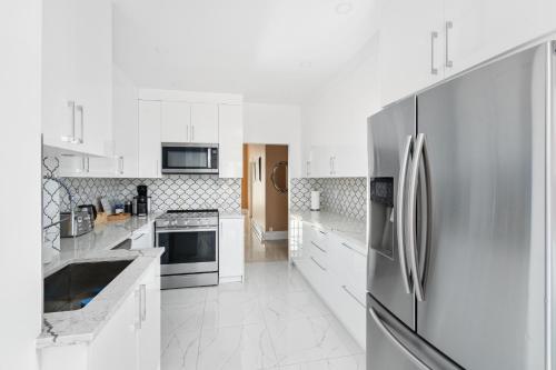 Kitchen, Centennial 6-Bedroom Waterfront Palace Sleeps 14 in Lachine