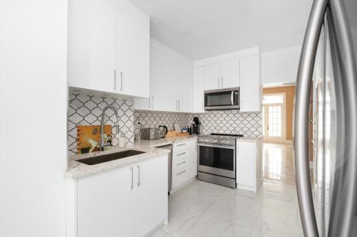 Centennial 6-Bedroom Waterfront Palace Sleeps 14 in Lachine