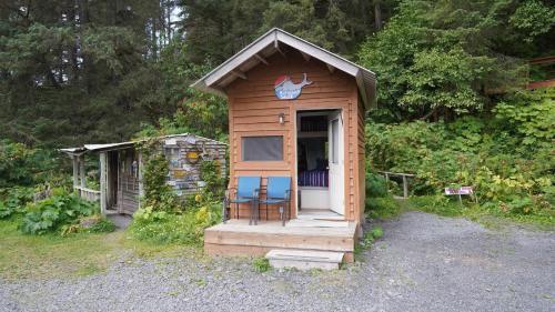 Cottage (4 Adults) with Shared Bathroom