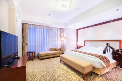 Guestroom, Inner Mongolia Grand Hotel near Wangfujing Subway Station