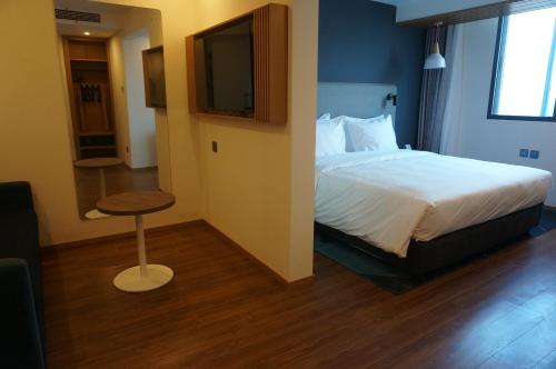 Holiday Inn Express Qingdao City Center, an IHG Hotel