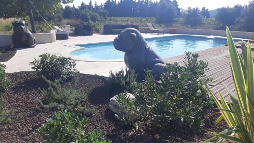 Villa 9/11 couchages au milieu des vignes gîte à louer Forêt de Tavel