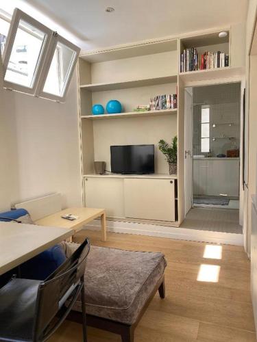 Delightful 1BR next to the Eiffel Tower - image 9