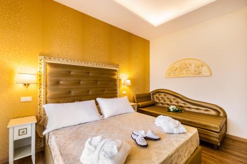1 queen bed, 1 twin bed