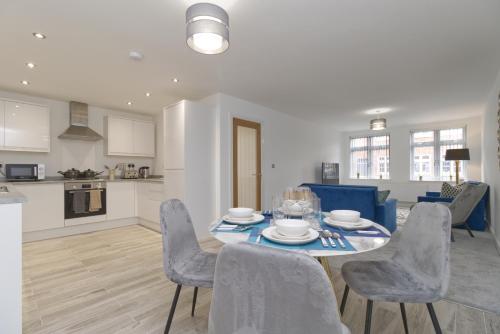 Just Launched! Stylish 2-Bed Flat - Sleeps 6 - Free Parking