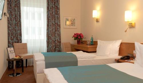 2 king beds, 1 sofa bed