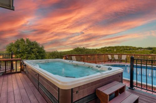 Gorgeous 10 Acre Estate POOL HOT TUB GAME ROOM - Accommodation - Spicewood