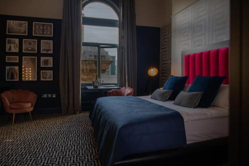 336912018 62 Castle Street Hotel