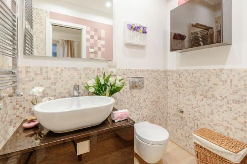 Orchidea Bianca a 2 Bedrooms 2 Bathrooms Understated Luxury with a Welcoming Ambience - image 5