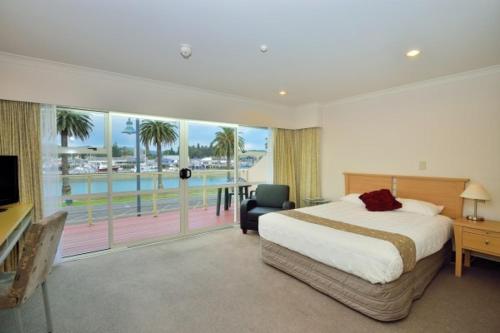 Senator Motor Inn The 4-star Senator Motor Inn offers comfort and convenience whether youre on business or holiday in Gisborne. The hotel has everything you need for a comfortable stay. Dry cleaning, newspapers, lugga