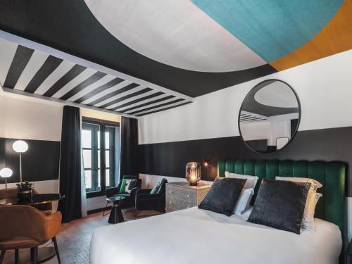 1 queen bed, 1 sofa bed