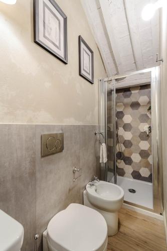 Paolo Guinigi Elegant Apartment Suite Masterful Interior inside the Walls of Lucca - image 4
