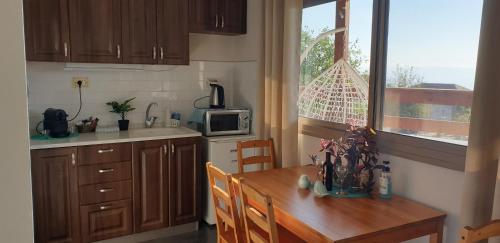 Kitchen, Zug Yonim in Livnim
