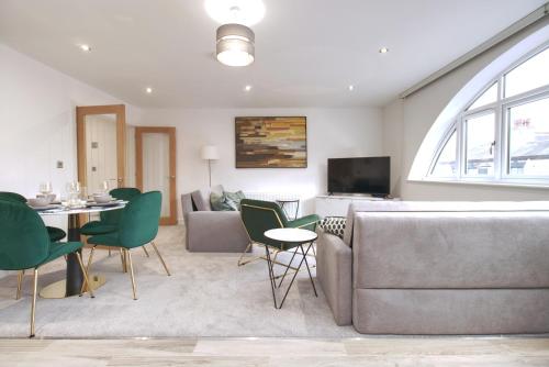 Unique! Stunning 3-Bed Penthouse Flat - 2 Floors - Sleeps 8 - Free Parking