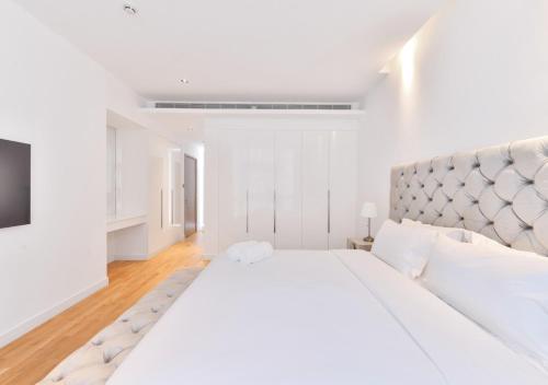 Deluxe & roomy 2 + 1 BR apt in City Walk, Dubai