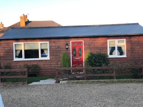 Fleet Farm Lodge in a quiet, secluded area, 5 minute drive from Sandwich