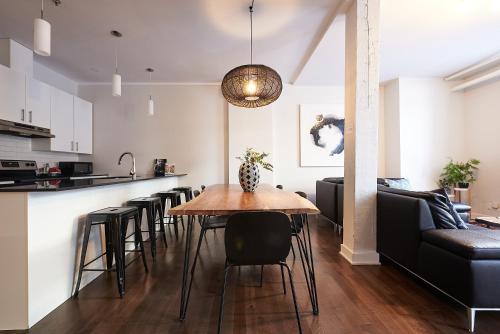 NEW Amazing Plateau Loft Steps Away From Mount-Royal by Den Stays