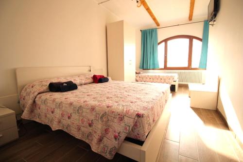 1 king bed, 1 twin bed