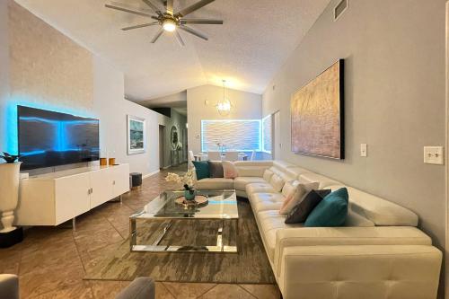Villa with Home Theater, Bar and Poolside Cinema! in Orlando, USA