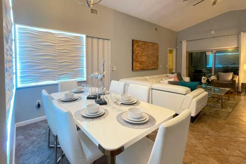 Villa with Home Theater, Bar and Poolside Cinema! in Orlando, USA