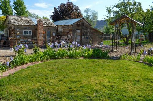 Cozy and Vintage Cedar City Apartment with Fire Pit! Cozy and Vintage Cedar City Apartment with Fire Pit!