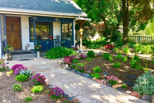 Cozy and Vintage Cedar City Apartment with Fire Pit! Cozy and Vintage Cedar City Apartment with Fire Pit!