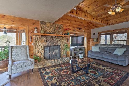 Rustic Piney Creek Cabin Wraparound Porch and Views in Piney Creek, USA