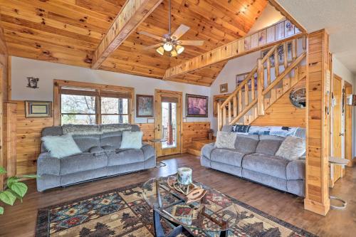 Rustic Piney Creek Cabin Wraparound Porch and Views in Piney Creek, USA
