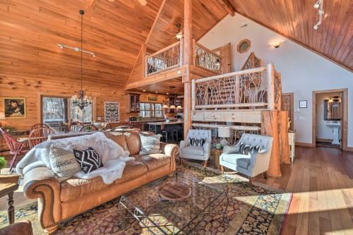 Luxe Cataloochee Cabin with Epic Mountain Views! in Waynesville, USA