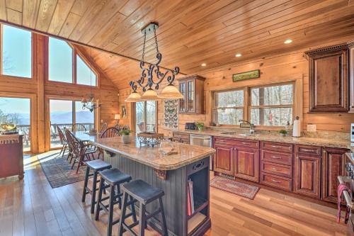Luxe Cataloochee Cabin with Epic Mountain Views! in Waynesville, USA