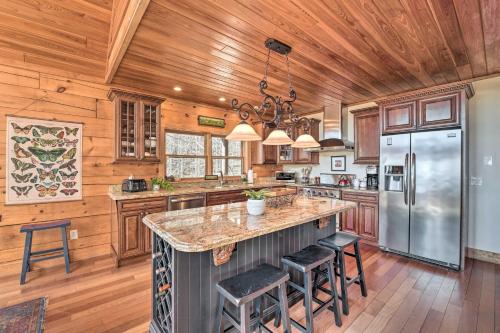 Luxe Cataloochee Cabin with Epic Mountain Views! in Waynesville, USA