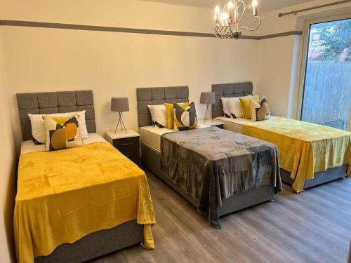A Modern and Homely 4 BR house, Free Parking!