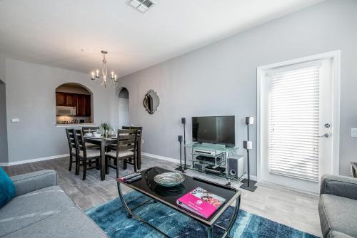Luxury PET FRIENDLY Condo, Near Clubhouse & Pool thumb 3