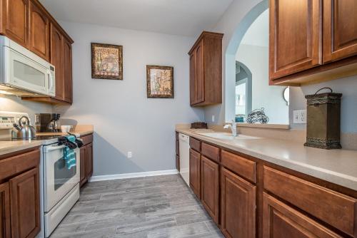 Luxury PET FRIENDLY Condo, Near Clubhouse & Pool detail
