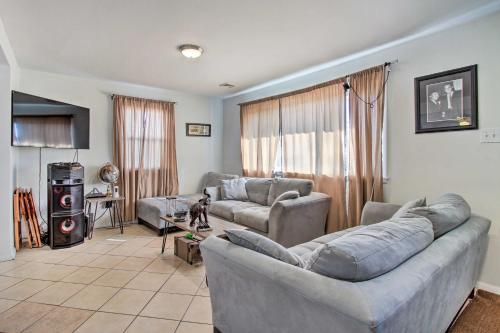 House with Pellet Smoker and Grill, 1 Mi to Lake! in เบลล์มาร์ (NJ)