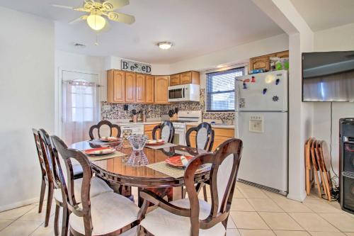 House with Pellet Smoker and Grill, 1 Mi to Lake! in เบลล์มาร์ (NJ)