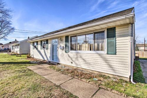 House with Pellet Smoker and Grill, 1 Mi to Lake! in เบลล์มาร์ (NJ)