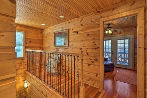 Sparta Cabin with Panoramic View, Wood Interior