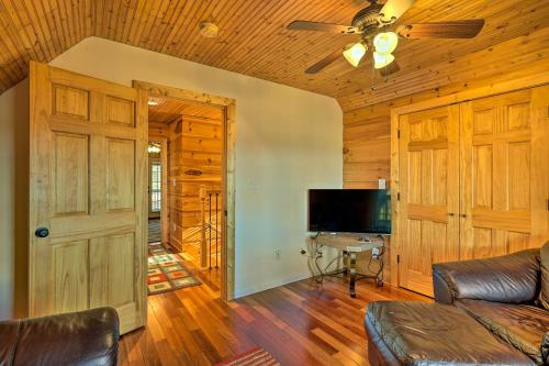 Sparta Cabin with Panoramic View, Wood Interior