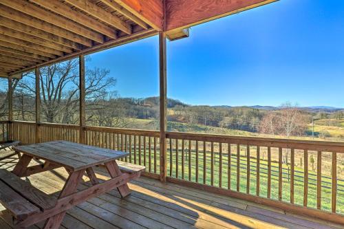 Sparta Cabin with Panoramic View, Wood Interior