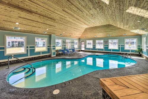 Emerald Isle Condo with Indoor Pool and Beach Access!