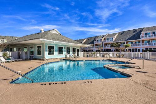 Emerald Isle Condo with Indoor Pool and Beach Access!