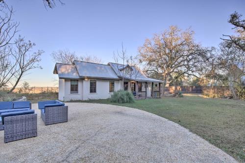 . Fire Pit and Hill Country Views! Castroville Cottage