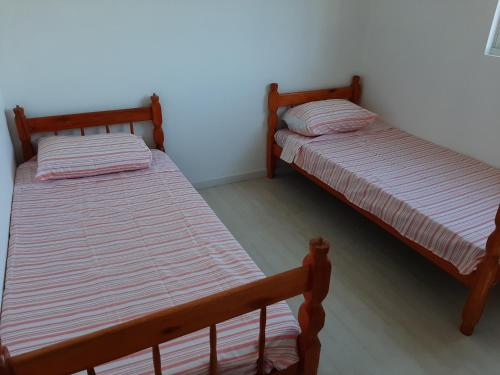 Quarto com cama de casal ao lado da Ópera de Arame