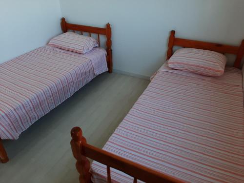 Quarto com cama de casal ao lado da Ópera de Arame