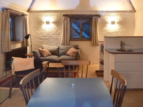 High Cogges Farm Holiday Cottages - The Granary in South Leigh